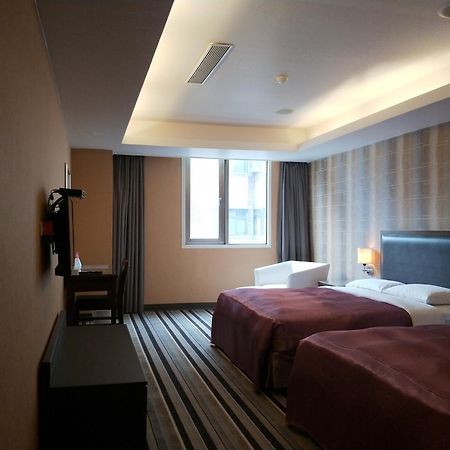 Metropolis Hotel Таоюань Экстерьер фото